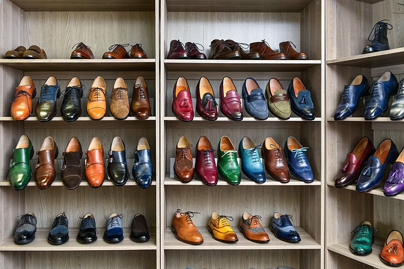 Мужская обувь рынок. Обувная промышленность Италии. Изготовитель обуви. Рынок обуви. Мастерская обуви.