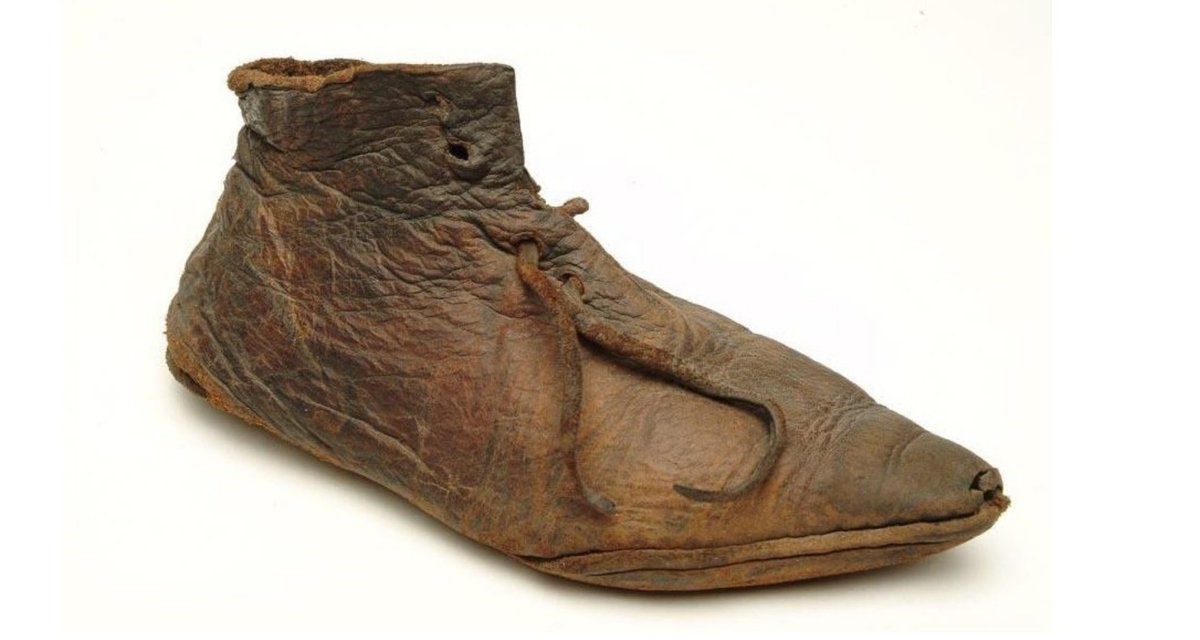 Старо древнее время. Обувь землепашцев древнего Египта. Древняя обувь. Древняя кожаная обувь. Древние ботинки.